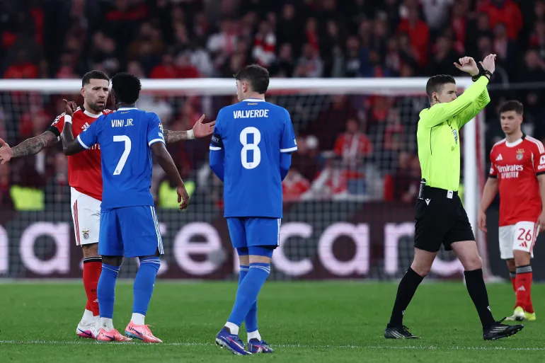 شاهد.. إيقاف مباراة ريال مدريد وبنفيكا بعد بلاغ من فينيسيوس عن إهانة عنصرية
