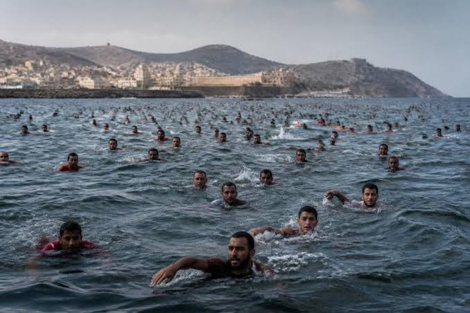 مئات المهاجرين يسبحون من المغرب إلى سبتة، الإقليم الإسباني.